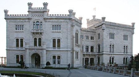 La facciata del castello di Miramare di Trieste