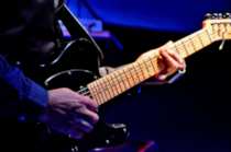 Primo piano di un chitarrista mentre suona