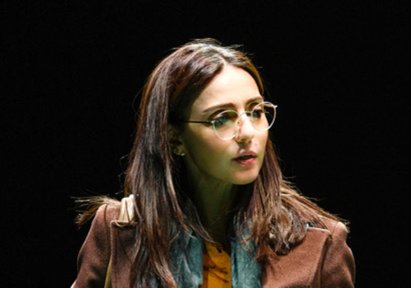 Ambra Angiolini nello spettacolo teatrale Il Nodo su scuola e bullsimo