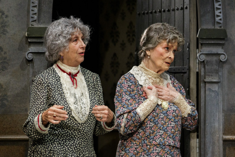 Anna Maria Guarnieri e Marilù Prati in 'Arsenico e vecchi merletti'