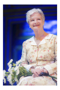 Ariella Reggio con un mazzo di fiori