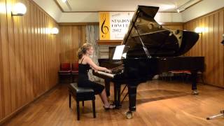 Carolina Pérez Tedesco mentre suona il pianoforte