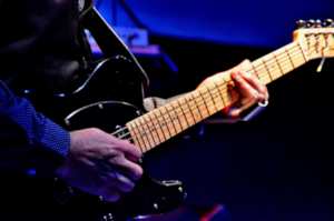 Primo piano di un chitarrista mentre suona