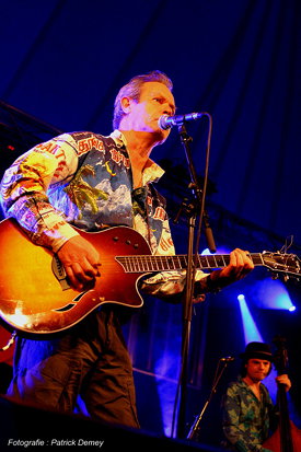 Chris Jagger in concerto con chitarra