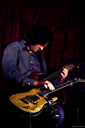 Darko Jurkovic mentre suona due chitarre