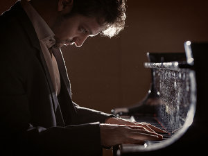 Il pianista Enrico Zanisi