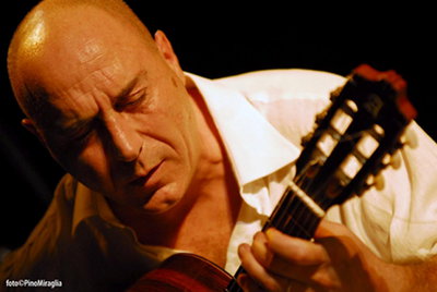 Ermanno Maria Signorelli mentre suona la chitarra