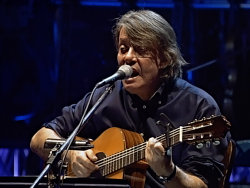 Fabrizio De Andrè suona la chitarra