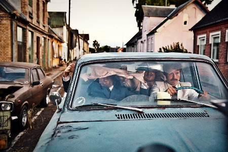 Una scena del film Men & Chicken