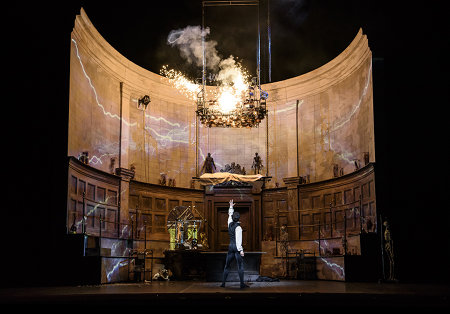 Una scena di Frankenstein, nella danza della Royal Opera House di Londra