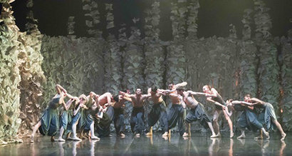 Una scena dello spettacolo teatrale Futura, ballando con Lucio