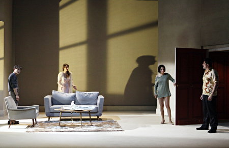 Una scena de I Vicini, scritto e diretto da Fausto Paravidino