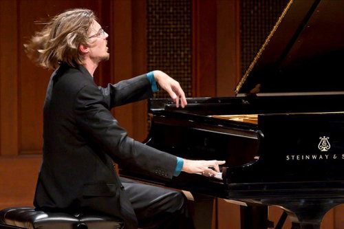 Lorenzo Cossi al pianoforte