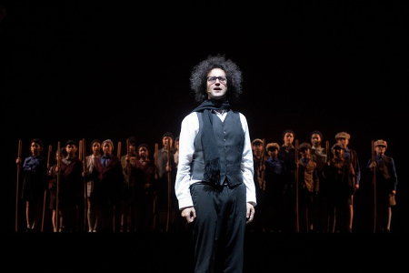 Simone Cristicchi in una scena di Magazzino 18