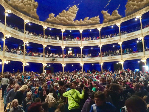 Teatro pieno di bambini per Il mago di Oz