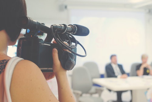Ragazza con telecamera