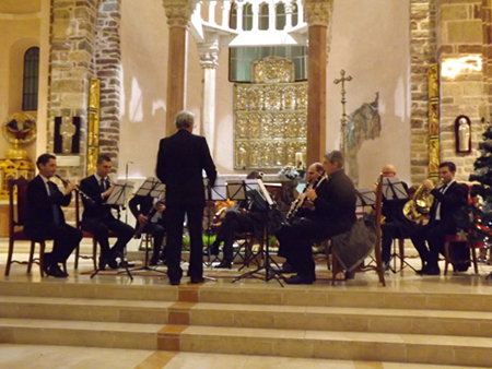 Concerto di muisca classica con direttore d'orchestra di spalle