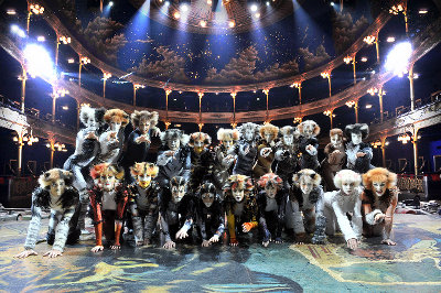 Una scena del musical Cats di Andrew Lloyd Webber