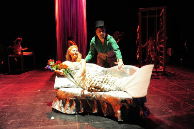 Una scena de Il padiglione delle meraviglie di Ettore Petrolini con Manuela Kustermann e Massimo Verdastro