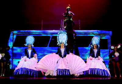 Una scena del musical Priscilla