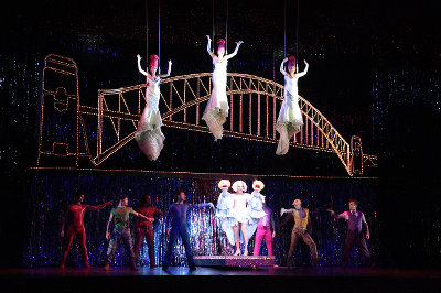 Una scena del musical: Priscilla. La regina del deserto