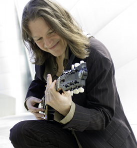 Robben Ford mentre suona la chitarra