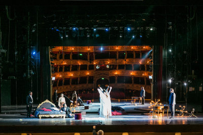 La scena finale de La Traviata, nella rappresentazione del Teatro Verdi di Trieste