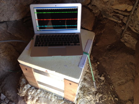 Un sismometro dell'OGS presso la stazione sismica sull'Everest