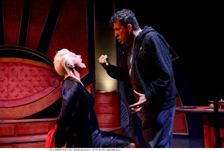 Pamela Villoresi e Claudio Casadio in Il mondo non mi deve nulla