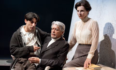 Una scena di Spettri di Henrik Ibsen, regia di Cristina Pezzoli