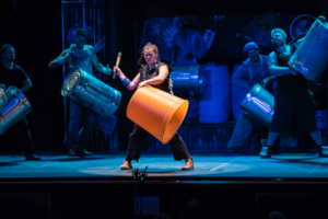 Una scena del musical Stomp