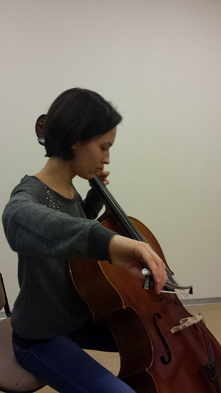 Una studentessa di violoncello del Conservatorio Tartini