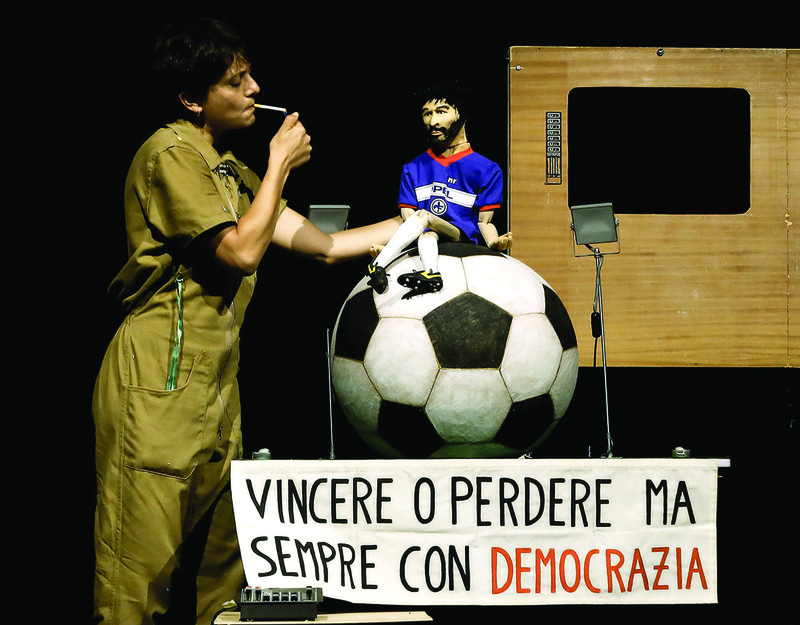 Attore e marionetta in Supersocrates - dove si incontrano calcio e democrazia (Teatro Elettrodomestico)