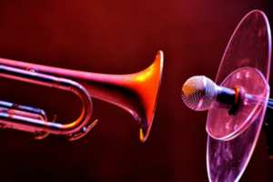 Tromba davanti a un microfono