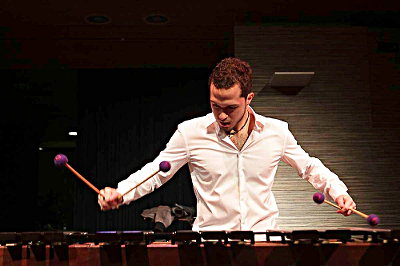 Vid Useničnik suona la marimba