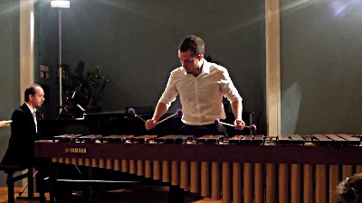 Vid Useničnik suona la marimba