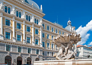 Piazza Vittorio Veneto e Fontana dei Tritoni a Trieste