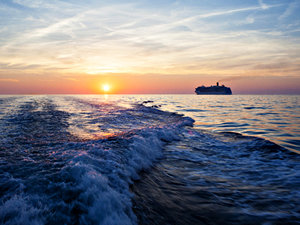 Vista da un traghetto nel mare di Trieste